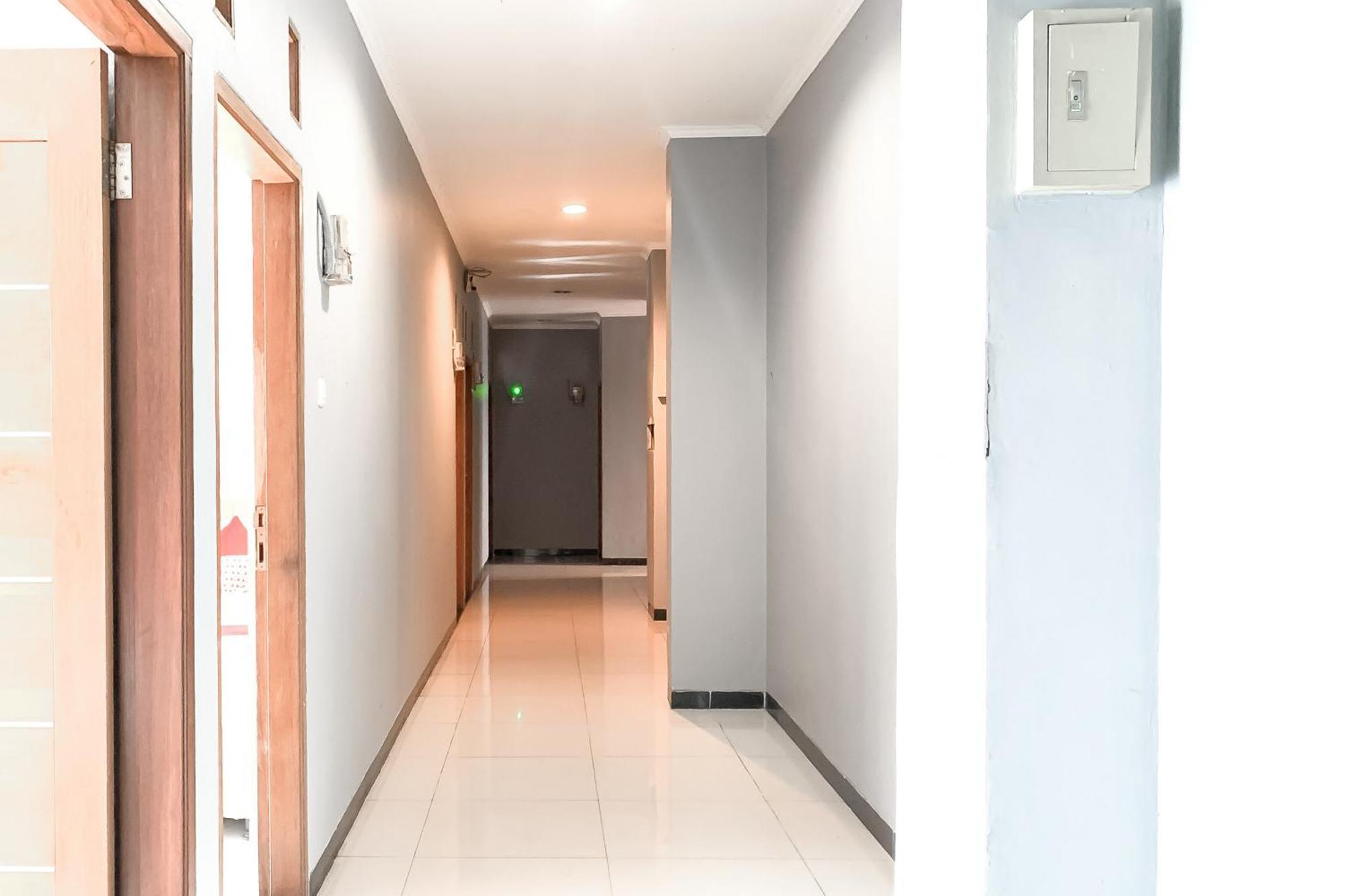 Karins Guesthouse Syariah Redpartner บันดุง ภายนอก รูปภาพ
