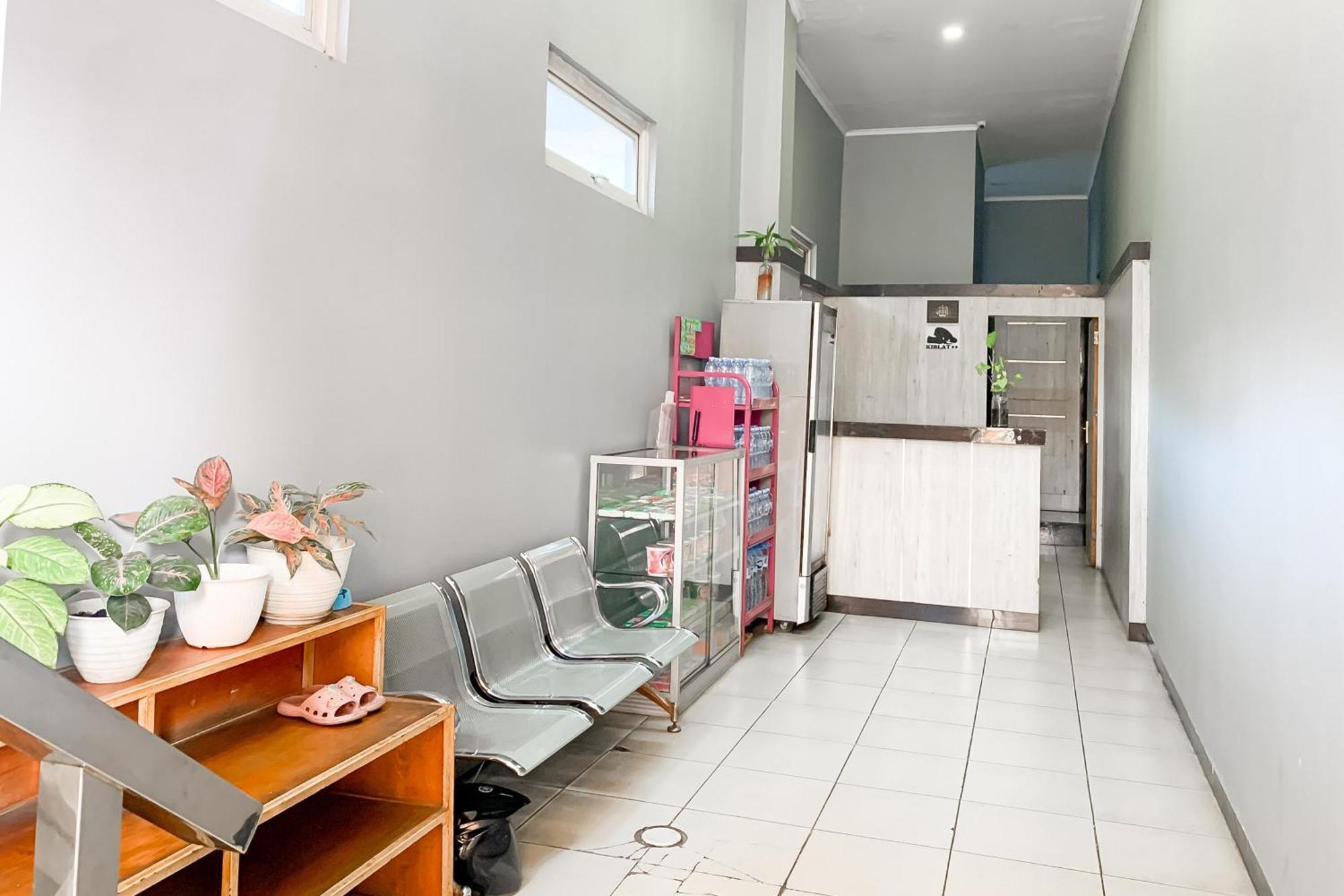 Karins Guesthouse Syariah Redpartner บันดุง ภายนอก รูปภาพ